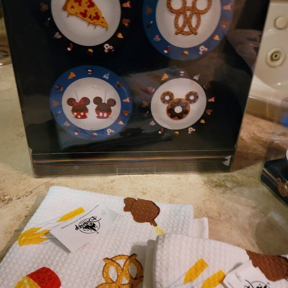 NWT Matching Disney ICON Set of 4 plates, Appetizer & Towel Sets - Picture 5 of 15